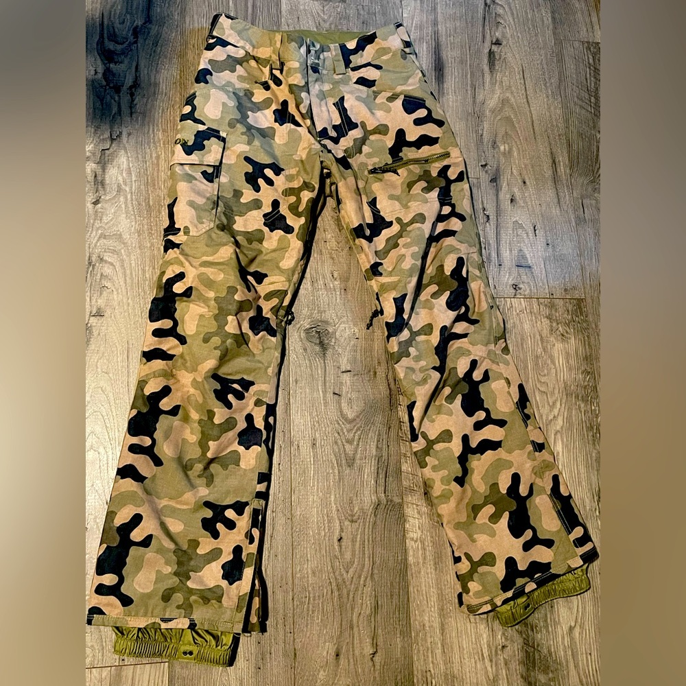 Burton Snowboard pants. Size small with right side cargo pockets.